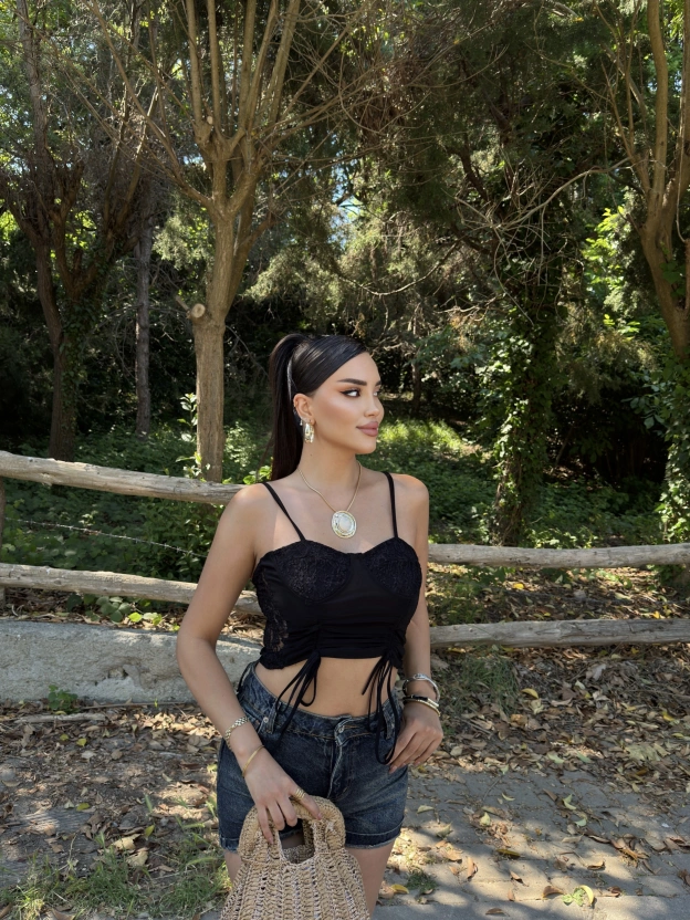 Siyah Büzgülü Dantel Detay Crop