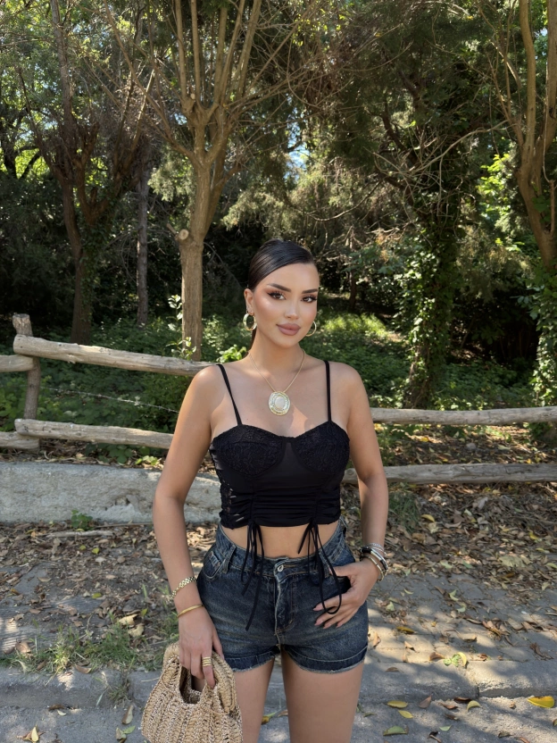 Siyah Büzgülü Dantel Detay Crop