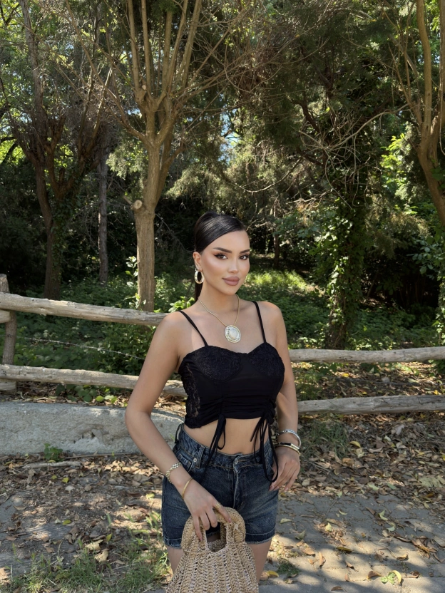 Siyah Büzgülü Dantel Detay Crop