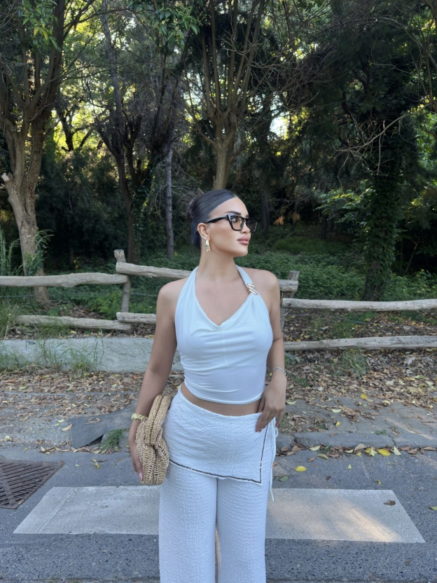Beyaz Tokalı Degaje Yaka Crop