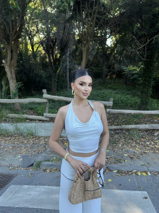 Beyaz Tokalı Degaje Yaka Crop