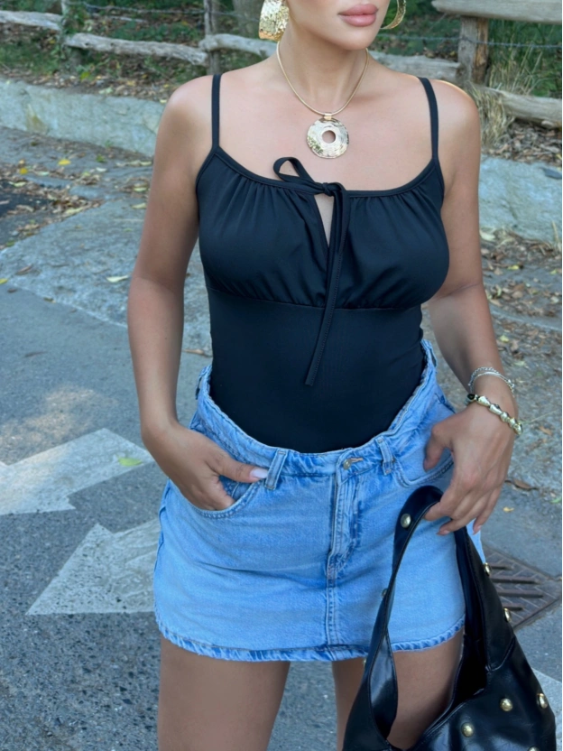 Siyah Fiyonk Detay Bodysuit