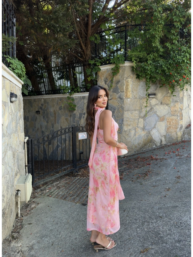 Pembe Tül Detay Batik Fularlı Uzun Elbise