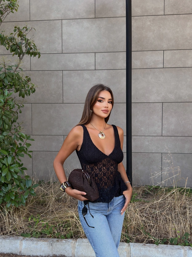 Siyah Fırfırlı Güpür Crop