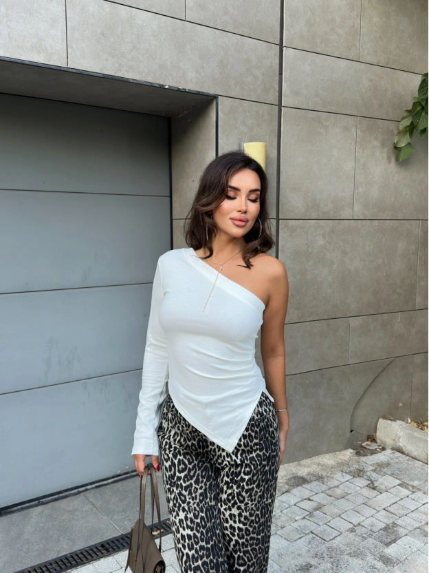 Beyaz Tek Omuz Asimetrik Modal Crop