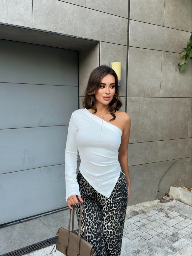 Beyaz Tek Omuz Asimetrik Modal Crop