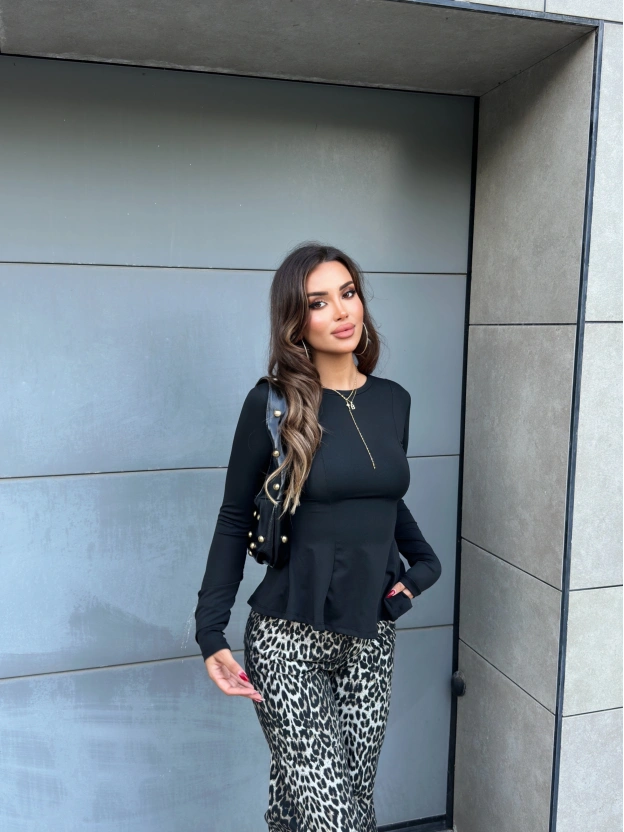 Siyah Bisiklet Yaka Volanlı Bluz