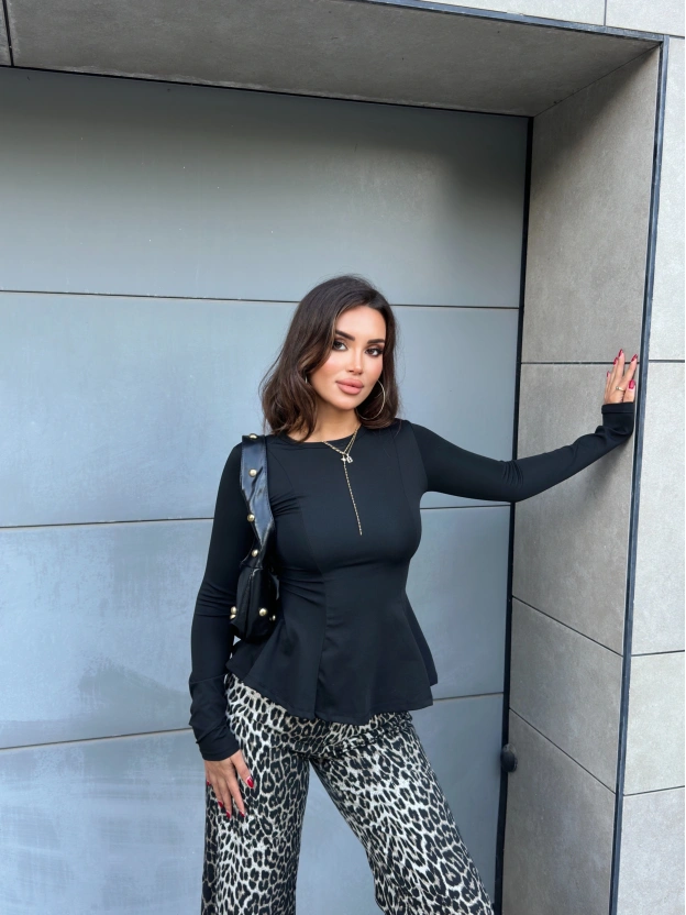 Siyah Bisiklet Yaka Volanlı Bluz
