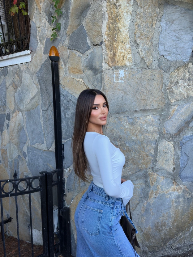 Beyaz Kalp Yaka Crop
