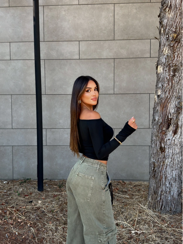 Siyah Omuz Dekolteli Crop