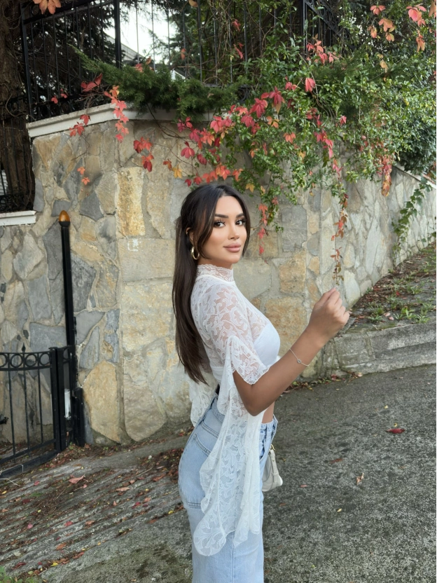 Beyaz Kolları Fırfırlı Balıkçı Dantel Bluz