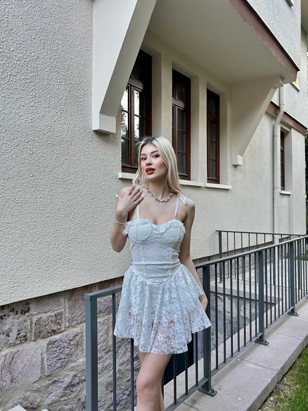 Beyaz Askılı Sırt Detay Dantel Elbise