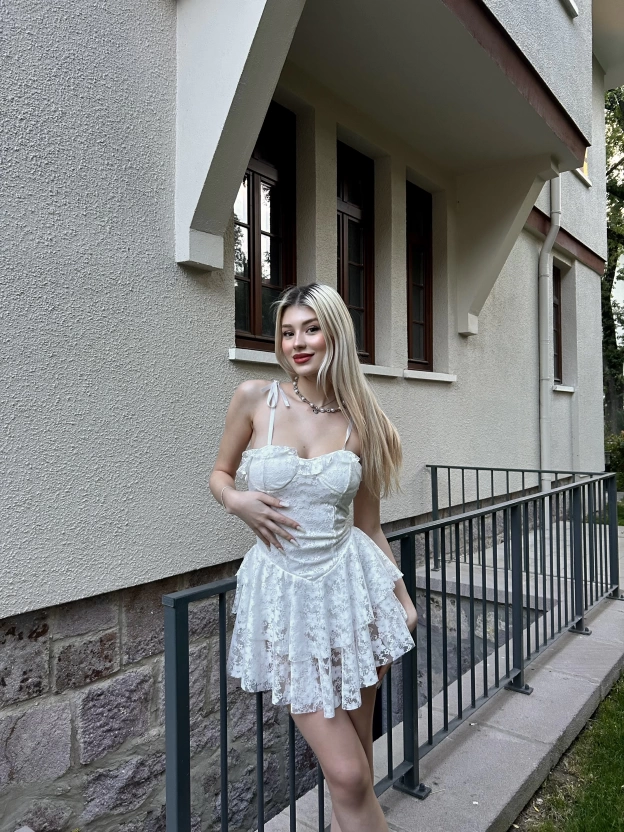 Beyaz Askılı Sırt Detay Dantel Elbise