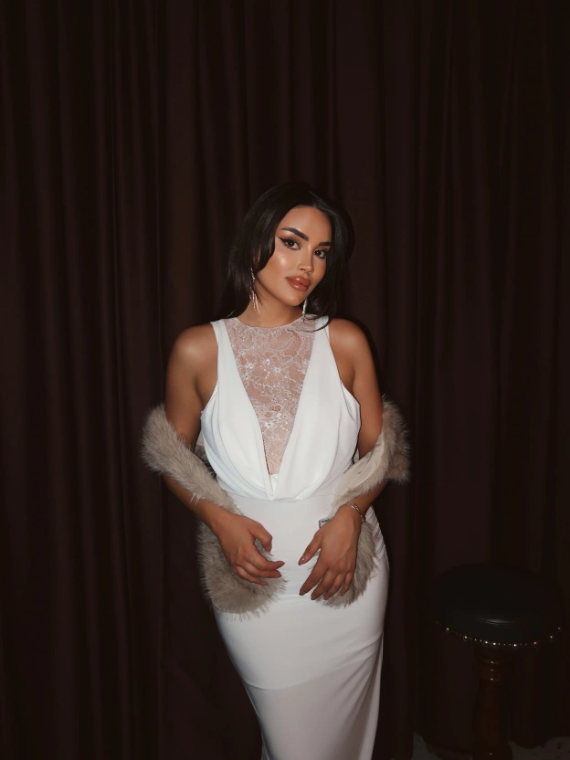 Beyaz Dantel Detay Derin Degaje Yaka Elbise