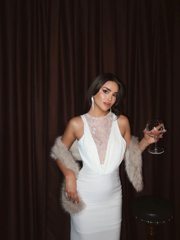 Beyaz Dantel Detay Derin Degaje Yaka Elbise