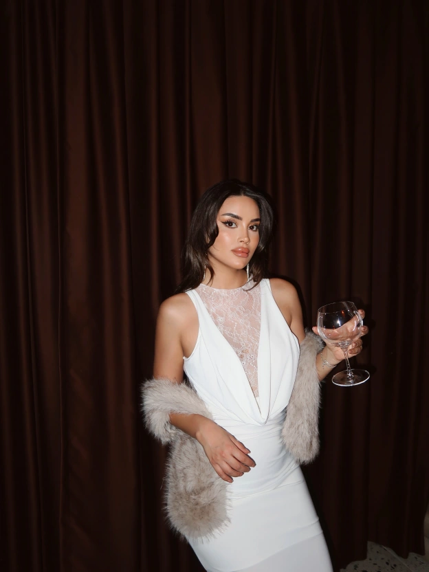 Beyaz Dantel Detay Derin Degaje Yaka Elbise