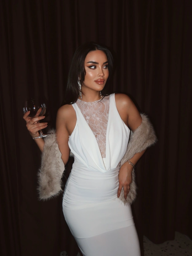 Beyaz Dantel Detay Derin Degaje Yaka Elbise