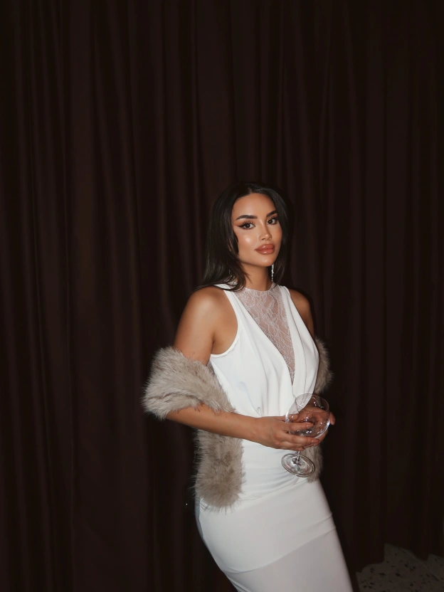 Beyaz Dantel Detay Derin Degaje Yaka Elbise