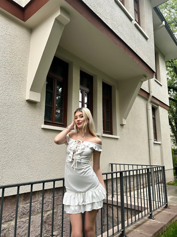 Beyaz Göğüs Bağcıklı Mini Elbise