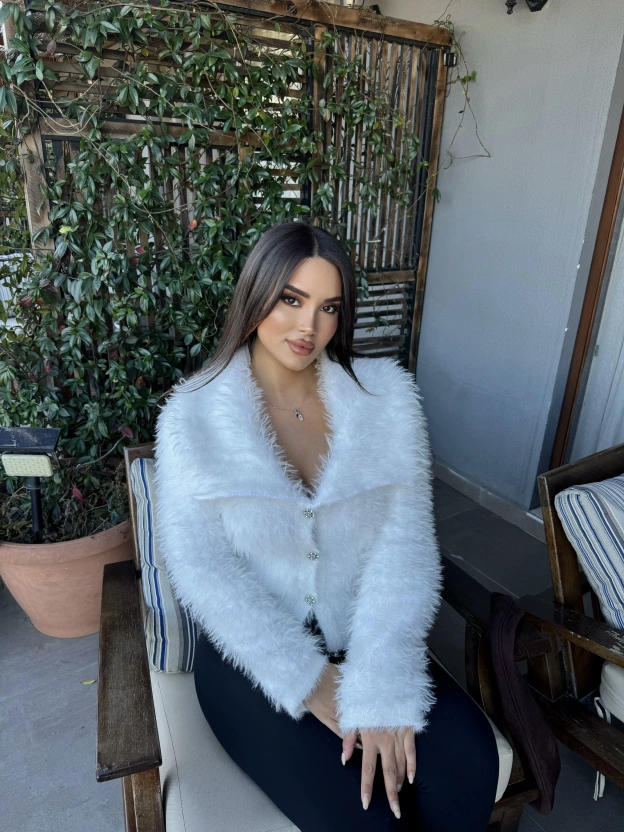 Beyaz Polo Yaka Taşlı Yumoş Kazak