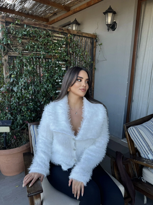 Beyaz Polo Yaka Taşlı Yumoş Kazak