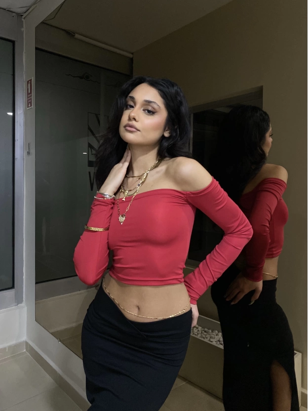 Kırmızı Madonna Yaka Crop