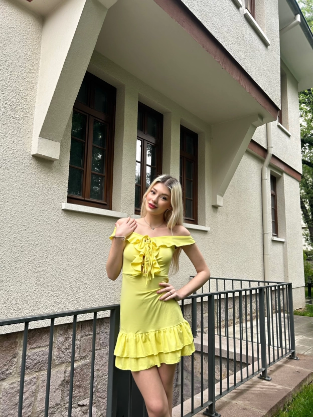 Sarı Göğüs Bağcıklı Mini Elbise