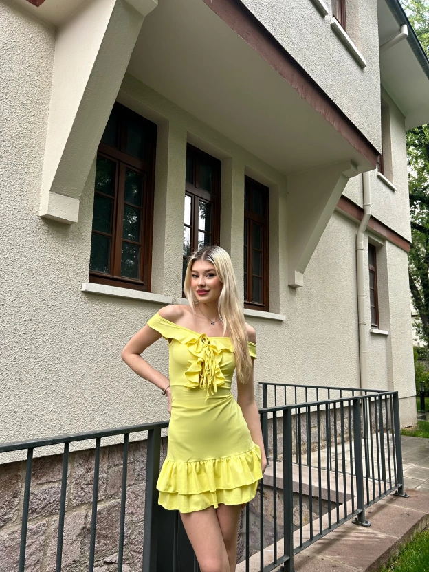 Sarı Göğüs Bağcıklı Mini Elbise