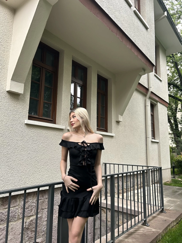 Siyah Göğüs Bağcıklı Mini Elbise