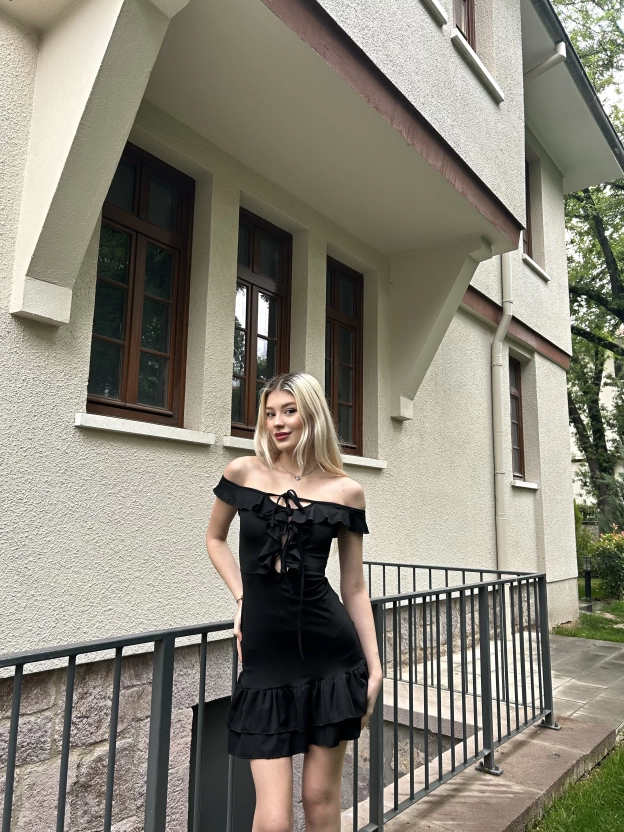 Siyah Göğüs Bağcıklı Mini Elbise
