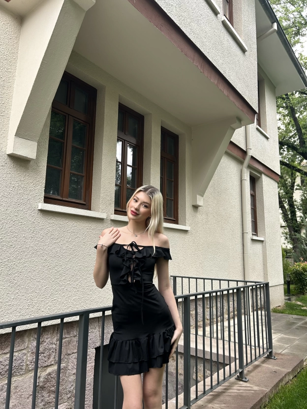 Siyah Göğüs Bağcıklı Mini Elbise