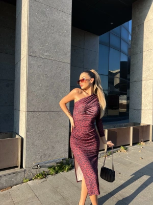 Tek Kol Desenli Yırtmaçlı Elbise