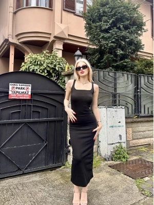 Siyah Kare Yaka Uzun Basic Elbise