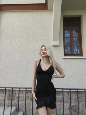 Siyah Eteği Fırfırlı Gloplu Elbise