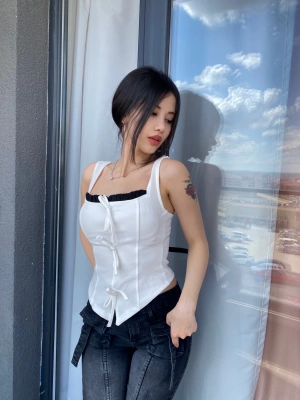 Beyaz Fiyonk Detay Tasarım Crop Bluz