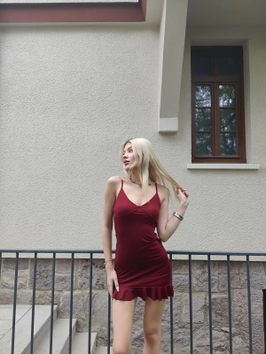 Bordo Askılı Eteği Fırfırlı Mini Elbise