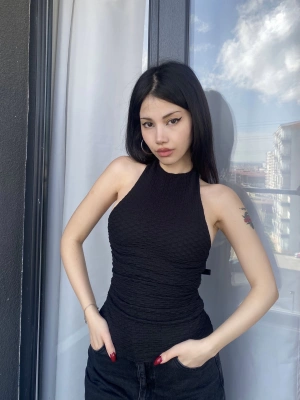 Siyah Boyundan Bağlamalı Sırt Detay Gofre Bluz