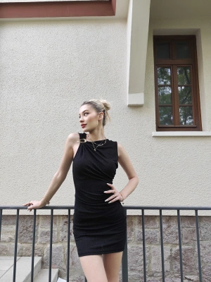 Siyah Toka Detay Kısa Simli Elbise