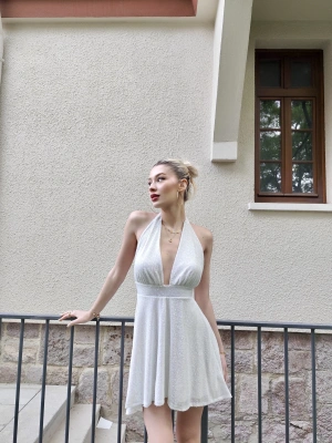 Beyaz Boyundan Bağlamalı Payetli Elbise