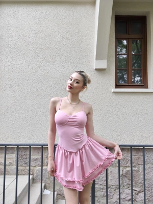 Pembe Askılı Fırfırlı Volan Elbise