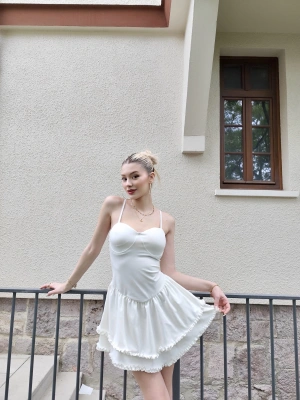 Beyaz Askılı Fırfırlı Volan Elbise