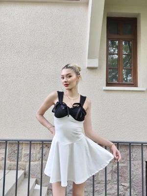 Beyaz Garnili Fiyonk Mini Elbise