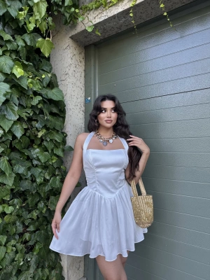 Beyaz Boyundan Bağlamalı Saten Elbise