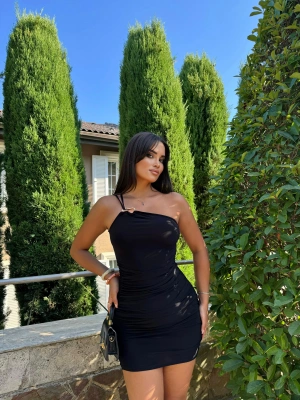 Siyah Drapeli Aksesuarlı Mini Elbise