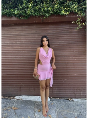 Pembe Degaje Yaka Tasarım Aksesuarlı Elbise