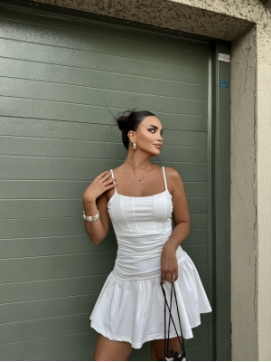 Beyaz Askılı Korse Detay Drapeli Elbise