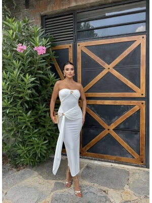 Beyaz Straplez Aksesuarlı Tasarım Elbise