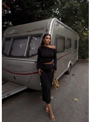 Siyah Bel Dekolteli Uzun Elbise