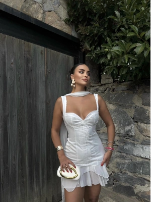 Beyaz Fularlı Sırt Detay Tasarım Elbise