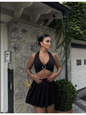 Siyah Boyundan Geçirmeli Aksesuarlı Crop
